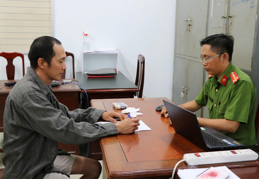 Lực lượng chức năng tiến hành lấy lời khai đối tượng Kim