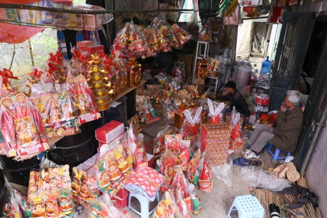 Dịp Tết năm nay, cơ sở sản xuất hàng mã của anh Trần Văn Hải (Chương Mỹ, Hà Nội) đã cho ra lò hàng nghìn sản phẩm các loại, trong đó riêng đồ cúng ông Công ông Táo khoảng gần 3.000 bộ.