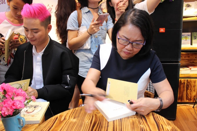 Vui vẻ ký tặng cho người hâm mộ (Ảnh: Phạm Thịnh)