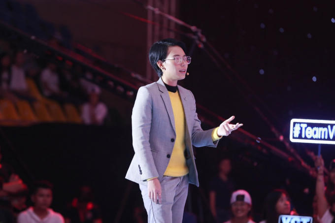 Cậu bé “búi tóc” Quốc Thái hát tiếng Anh khiến 4 HLV “lao” lên sân khấu tranh giành