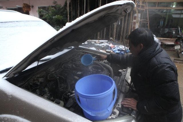 Dội nước sôi lên cốc lọc dầu, đường dẫn dầu để làm máy nóng trở lại. (Ảnh: Diễn đàn otofun.net)
