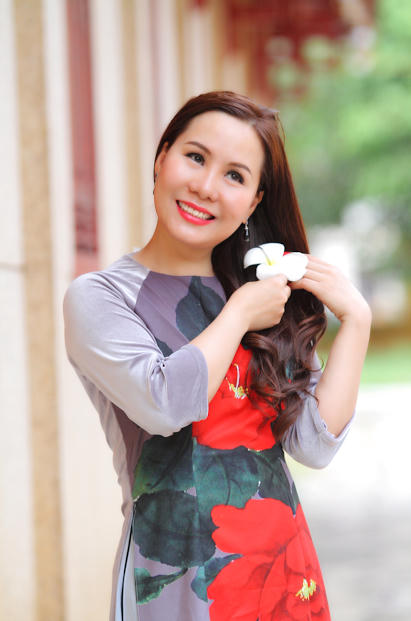 Với khuôn mặt phúc hậu đậm chất Á Đông cùng bộ áo dài cách tân với họa tiết đơn giản đã mang đến vẻ đẹp đơn giản thanh lịch nhưng  vẫn rất sang trọng và đẳng cấp.