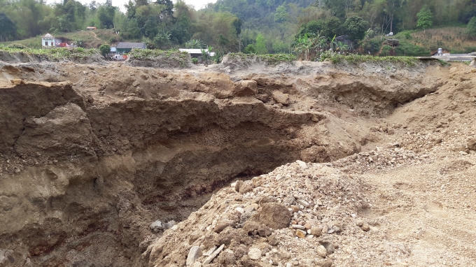 Bắc Kạn: Ph&aacute; n&aacute;t ruộng để khai th&aacute;c c&aacute;t tr&aacute;i ph&eacute;p