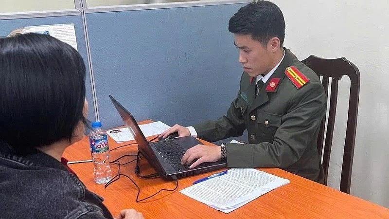 Cơ quan chức năng làm việc với người live stream phát ngôn sai sự thật. Ảnh: Nhân dân