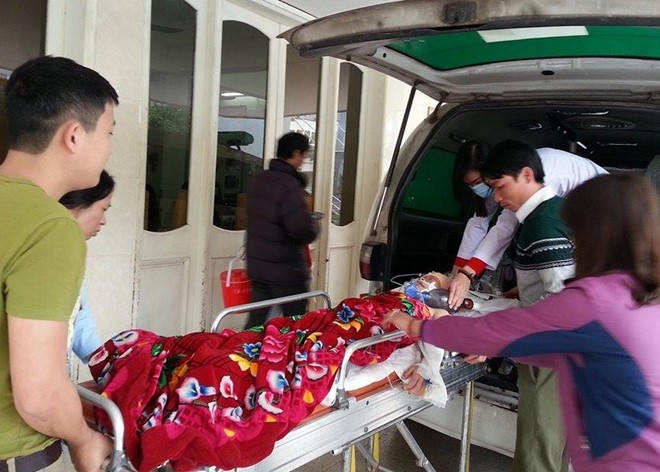 Bệnh nhân Hoàng Mạnh Phú (8 tuổi) được đưa tới Bệnh viện Việt Đức. Ảnh: Hà Anh.