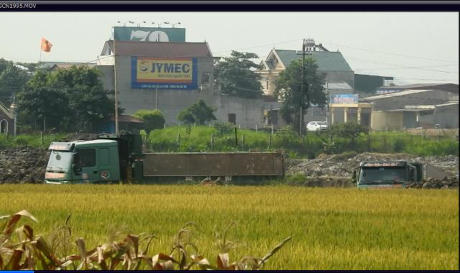 Những chiếc "hổ vồ" vào ra chở đất (Ảnh cắt từ video).