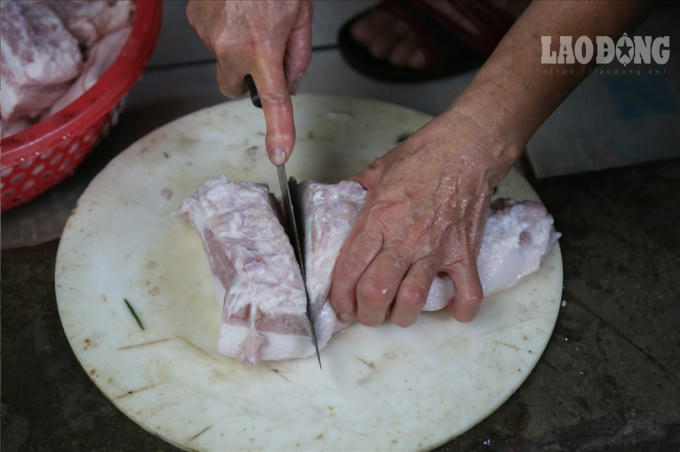 Bánh chưng tại xã Hùng Lô có tiếng là ngon vì được lựa chọn kỹ từ thịt, gạo, lá dong và được nấu “mộc” bằng bếp than.