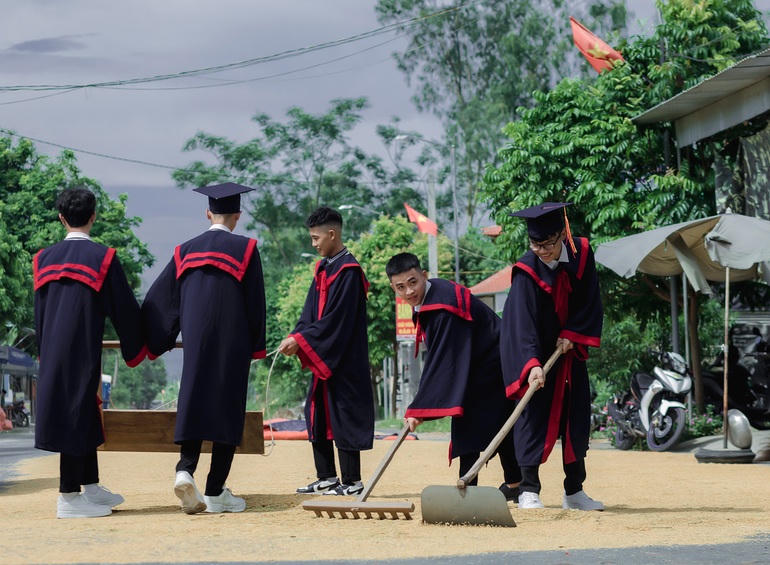 Đây hoàn toàn là tình huống nằm ngoài kịch bản chụp ảnh kỷ yếu đã thống nhất trước đó... (Ảnh: Team Nhện).