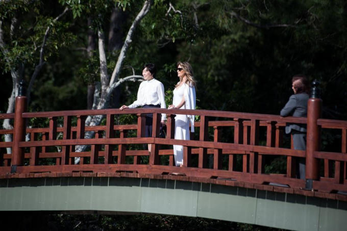 Trong chuyến thăm này bà Melania đã tặng bà Akie một bông hồng bằng sứ làm quà do nghệ nhân Mỹ gốc Ukraine Vladimir Kanevsky chế tác.(Ảnh: Palm Beach Post)