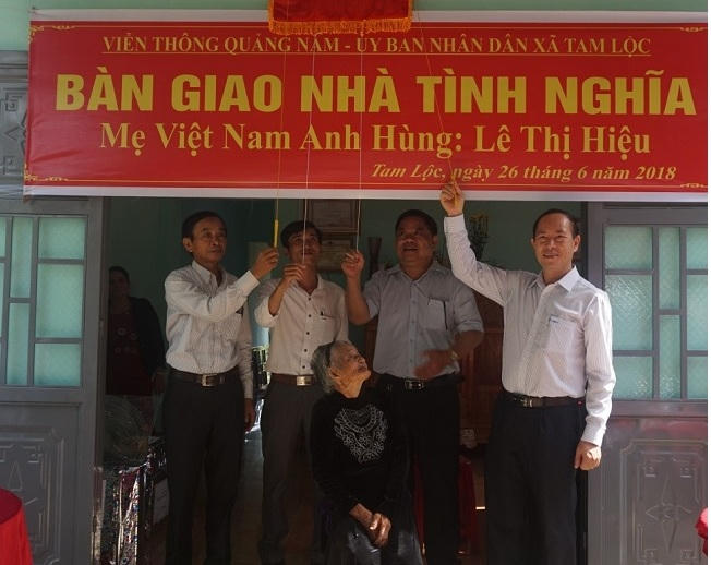 Đại diện VNPT tại Quảng Nam kéo băng khánh thành nhà tặng Mẹ Việt Nam anh hùng Lê Thị Hiệu hồi tháng 6/2018.