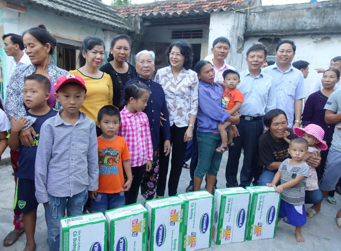 Bà Đặng Thị Ngọc Thịnh – Phó Chủ tịch nước, Bà Lê Tuyết Mai - Phó Giám Đốc Quỹ Bảo trợ Trẻ em Việt Nam, ông Nguyễn Hồng Tú – Trưởng bán hàng vùng Vinamilk và đại diện lãnh đạo tỉnh Quảng Bình đến thăm và tặng quà, sữa cho người dân và trẻ em vùng lũ xã Quảng Xuân, huyện Quảng Trạch, Quảng Bình.