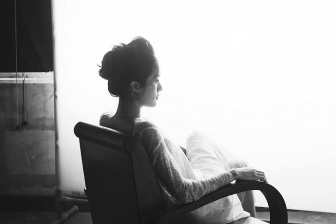 Hạ Vi nữ tính trong chiếc váy ren mềm mại.