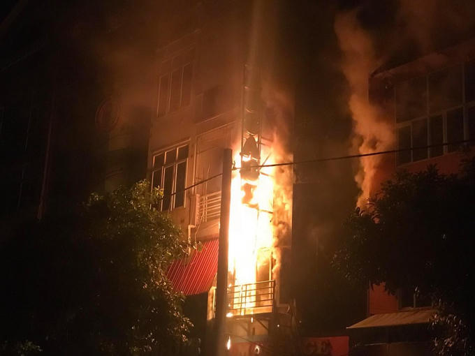 H&agrave; Nội: Qu&aacute;n karaoke 5 tầng bốc ch&aacute;y trong đ&ecirc;m, kh&aacute;ch v&agrave; nh&acirc;n vi&ecirc;n bỏ của chạy lấy người