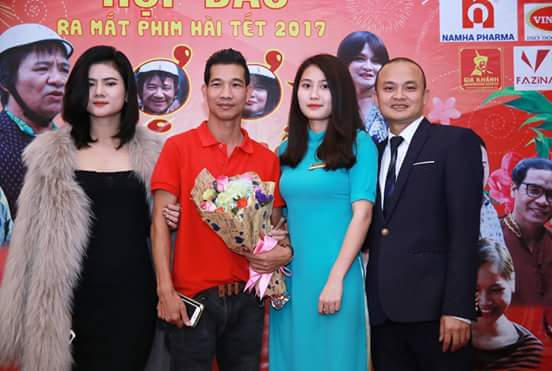 Đông đảo bạn bè nghệ sỹ đến chúc mừng đạo diễn Phạm Nguyên Bắc.