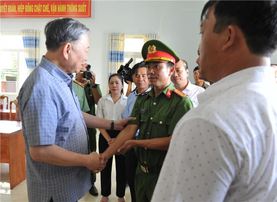 Bộ trưởng Tô Lâm cùng đoàn công tác đến thăm hỏi, động viên cán bộ, chiến sĩ Công an xã Ea Ktur.