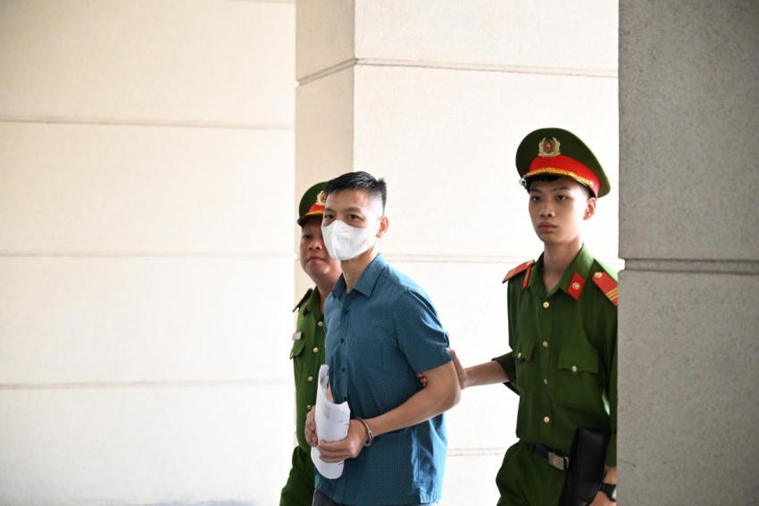 Các bị cáo được dẫn giải đến phiên toà.