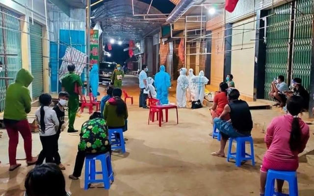 Xuất hiện ca F0 cộng đồng, huyện Quế Phong khẩn trương lấy mẫu xét nghiệm trong đêm