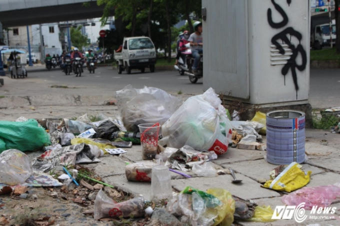 R&aacute;c thải tr&agrave;n ngập tr&ecirc;n vỉa h&egrave; đại lộ V&otilde; Văn Kiệt.