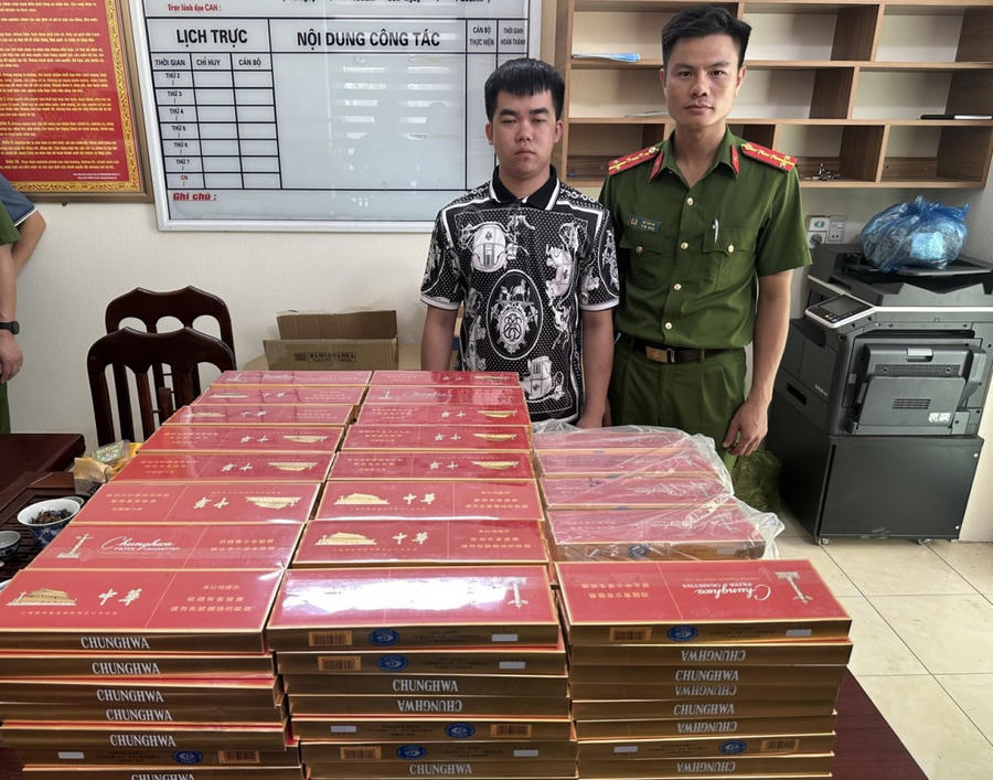 Đối tượng Lý Văn Dũng cùng tang vật vụ án.