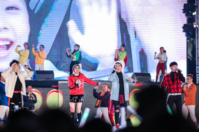 Chương trình được mở màn đầy sôi động với ca khúc “Happy” do nhóm Monstar và Văn Mai Hương thể hiện. Tiết mục còn có sự kết hợp với hàng trăm vũ công khiến sân khấu có chiều dài hơn 100m trở nên đầy sôi động và nhiều màu sắc.