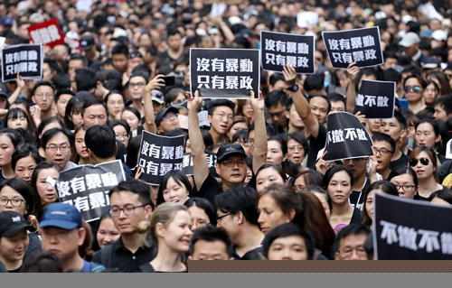 Bất chấp lệnh cấm của cảnh sát, vài nghìn người Hong Kong (Trung Quốc) vẫn tập trung biểu tình ở khu Yuen Long, nơi diễn ra vụ tấn công của các băng đảng xã hội đen vào tuần trước.