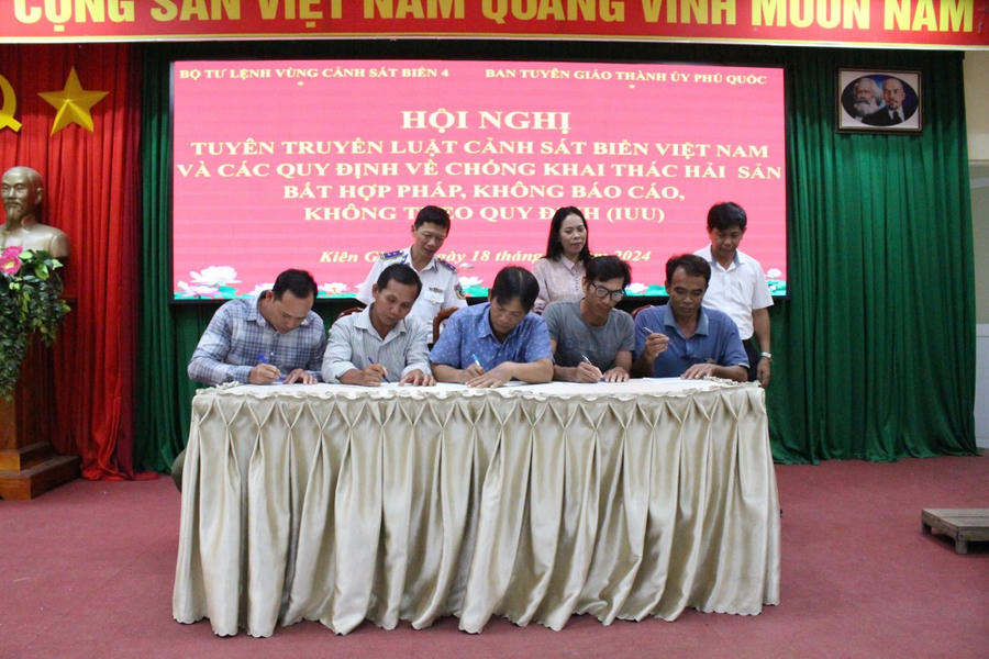 Tổ chức cho chủ phương tiện và thuyền trưởng kí cam kết không vi phạm IUU