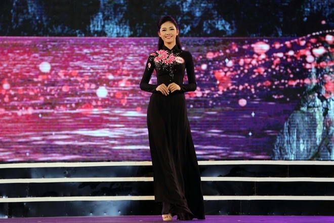 Trong đêm chung khảo phía Bắc, cô trình diễn với trang phục áo dài đen, đối lập với những gam màu nổi của các thí sinh còn lại như cam, đỏ, tím... Nhà thiết kế Ngô Nhật Huy giải thích: "Bộ sưu tập có nhiều màu sắc khác nhau, tượng trưng cho các sắc thái của biển trong ngày. Màu đen là sắc thái cuối cùng, có ý nghĩa là biển đêm". Thanh Tú là thí sinh cuối cùng trình diễn catwalk nên được giao thể hiện chiếc áo dài duy nhất có màu đen.