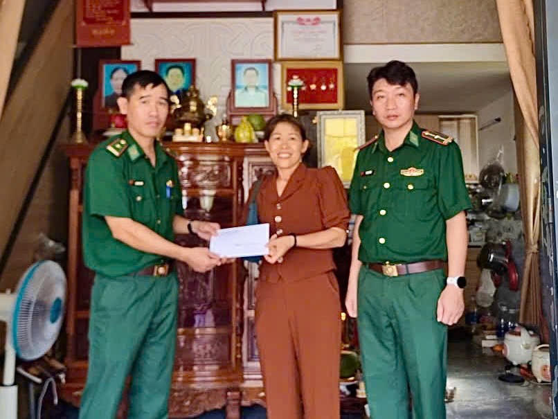 Đồn Biên phòng Côn Đảo trao tặng quà tri ân cho gia đình Liệt sĩ Võ Văn Chiến tại Đặc khu Côn Đảo, TP. Hồ Chí Minh