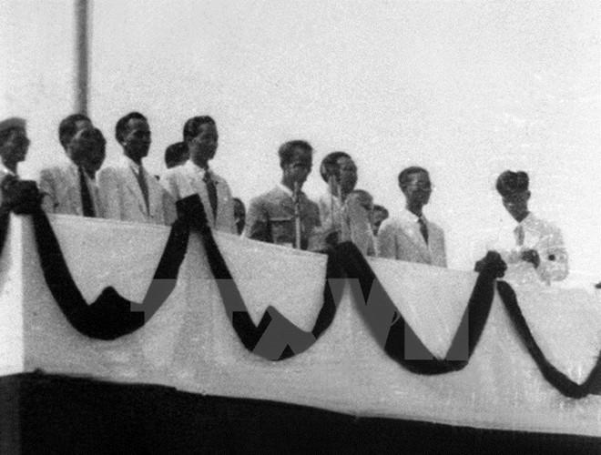 Chủ tịch Hồ Chí Minh và các đại biểu trên Lễ đài Độc lập.