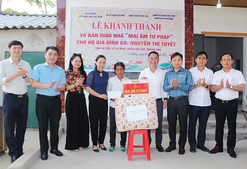 Đoàn công tác trao tặng nhà cho chị Tuyết.