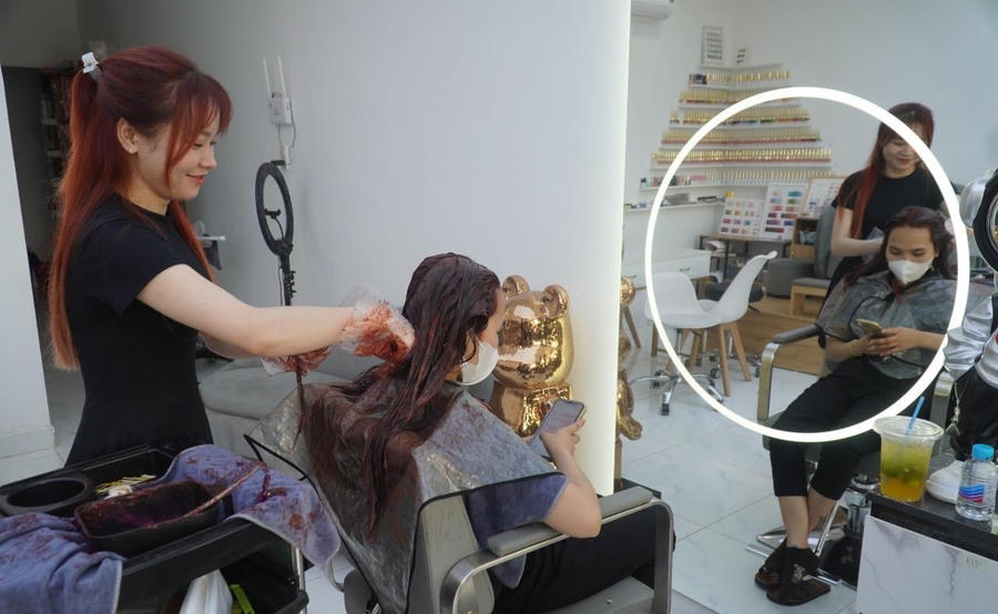 Cô gái trẻ Lam Oanh theo ba mẹ từ xã Suối Trầu cũ di dời ra khu tái định cư cũng gần một năm. Với nghề làm tóc học được ở TP Biên Hòa, cô mở tiệm ngay khu dân cư mà mình đang ở để phục vụ cho các bạn trẻ.