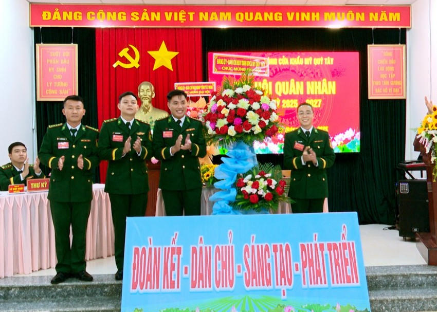 Đại uý Phạm Việt Tiến - Chính trị viên phó Đồn BPCK Mỹ Quý Tây đại diện Đảng uỷ, Ban chỉ huy Đồn BPCK Mỹ Quý Tây tặng hoa chúc mừng