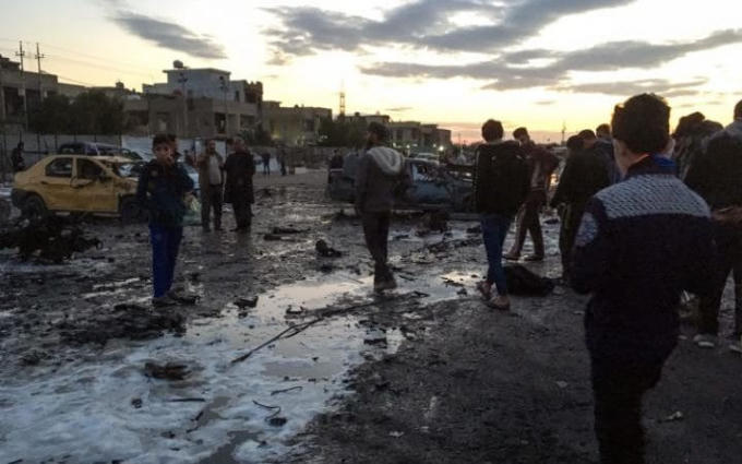 Hiện trường vụ đánh bom xe ở thủ đô Baghdad, Iraq. (Ảnh: AFP)