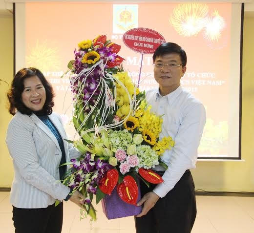 Phó Chánh án Tòa án nhân dân tối cao Nguyễn Thúy Hiền, nguyên Thứ trưởng Bộ Tư pháp đã có lãng hoa chúc mừng Thứ trưởng Lê Thành Long được Đại hội đại biểu toàn quốc lần thứ XII của Đảng tín nhiệm.