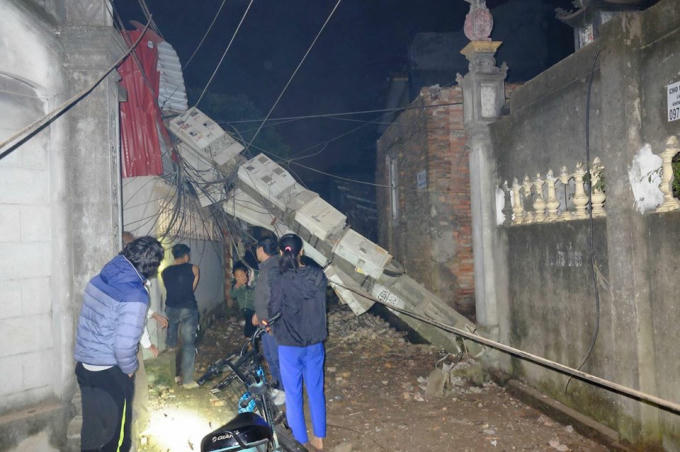 Vụ nổ xảy ra rất lớn làm cột điện cao thế cũng bị đổ. Ảnh Mỹ Linh Nghiêm