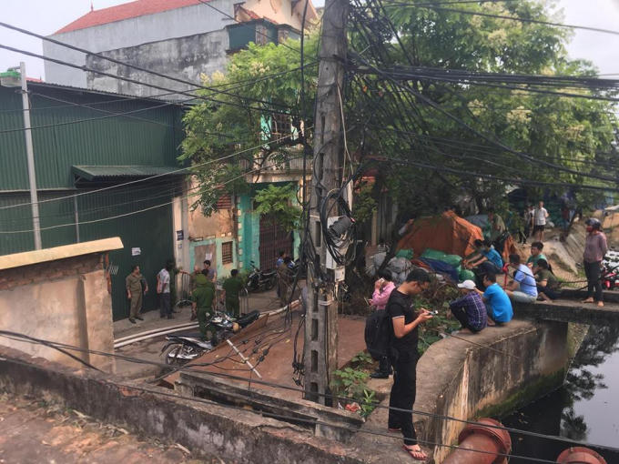 Hiện trường vụ cháy nhà xưởng khiến 8 người chết và mất tích ở phường Trung Văn