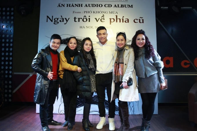 Cô giáo Hà Thủy, ca sĩ Lan Anh và đông đảo bạn bè thân thiết tới chúc mừng Dương Trường Giang
