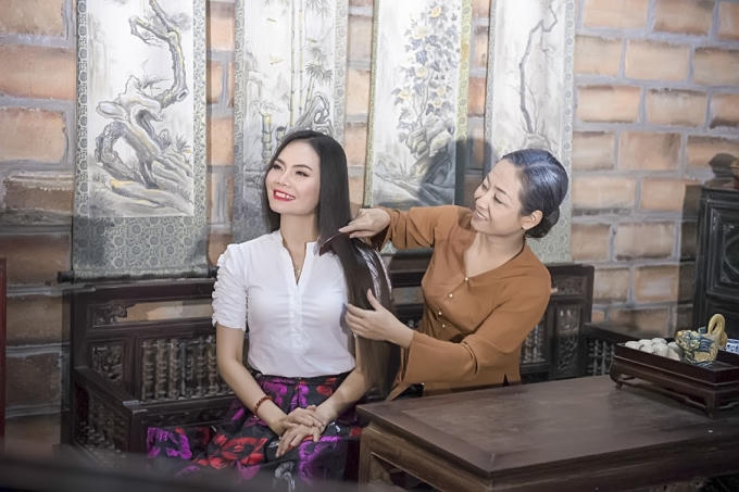 Hình ảnh xúc động của tình mẫu tử trong MV "Nhớ mẹ" của Nguyệt Anh.