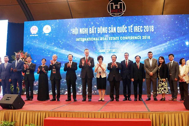 Bộ trưởng Phạm Hồng Hà chụp ảnh lưu niệm cùng các đại biểu. Ảnh: Bộ Xây dựng