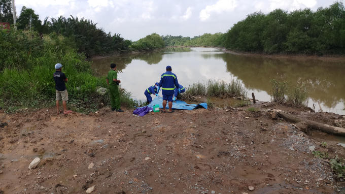 Thi thể nam giới được phát hiện trôi dưới kênh. Ảnh minh họa: N.Xuân.