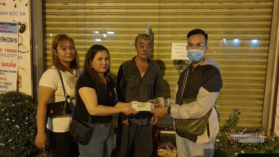 Anh Lê Thanh Trung (bìa phải) kêu gọi được hàng trăm triệu giúp đỡ người gặp nạn