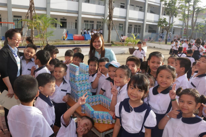 Các bé thích thú xếp nhà bằng sữa và tham gia giải đố có thưởng