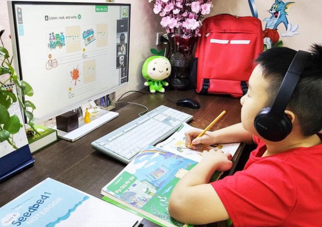 Học sinh và thầy cô giáo học trực tuyến trong những tháng nghỉ dịch Covid-19.