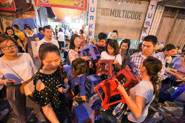 Chỉ những người đến sớm mới may mắn có được ghế ngồi. Vào những ngày lễ quan trọng, đặc biệt là những ngày dâng sao giải hạn, chùa Phúc Khánh luôn thu hút rất đông người dân tới dự lễ, đoạn phố Tây Sơn phía trước cổng chùa thường trở thành nơi Phật tử, người dân hành lễ.