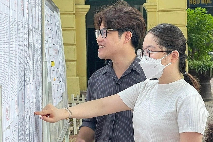 Thí sinh dự thi viên chức xem danh sách phòng thi. (Ảnh: dantri.vn)