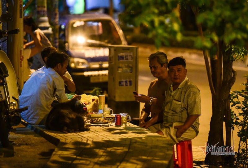 Khi hàng quán đóng cửa, những người này thường tụ tập ngoài lề đường để tổ chức ăn nhậu