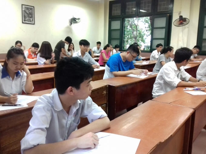 Đúng 7h, các thí sinh đã có mặt tại phòng thi để chuẩn bị cho bài thi của mình.