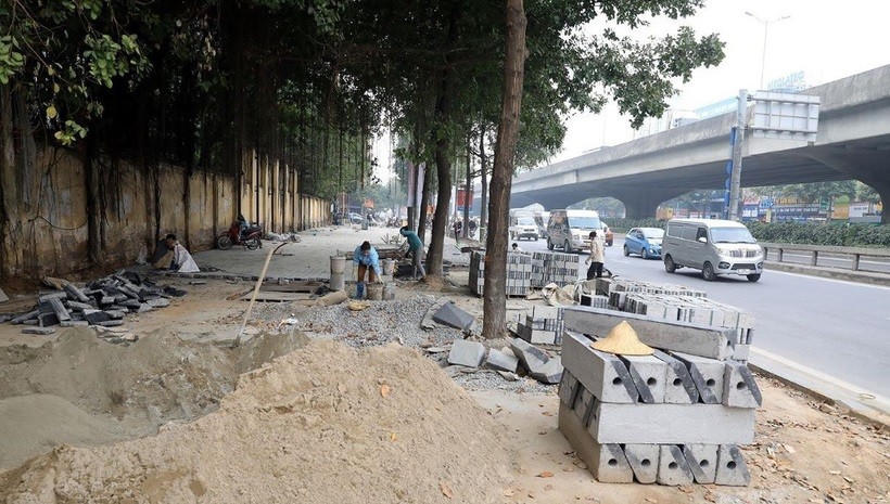 Công nhân thi công lát đá vỉa hè tại Hà Nội - Ảnh: TTXVN