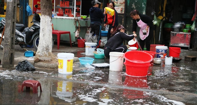 Bên cạnh những vỉa hè đã trở nên thông thoáng, một số tuyến phố như Lạch Tray, Lê Lợi, Lương Khánh Thiện... vẫn còn cảnh hộ kinh doanh lấn chiếm vỉa hè, làm mất mỹ quan đô thị.