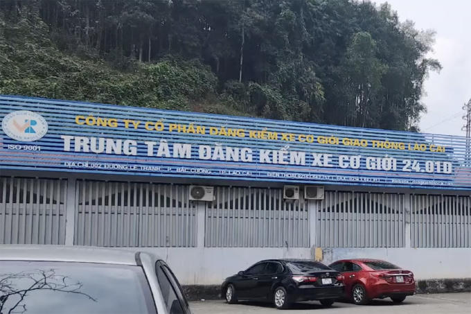 Cơ quan CSĐT Công an tỉnh Lào Cai thực hiện lệnh khám xét tại Trung tâm đăng kiểm xe cơ giới 2401D – Công ty cổ phần đăng kiểm xe cơ giới giao thông tỉnh Lào Cai.